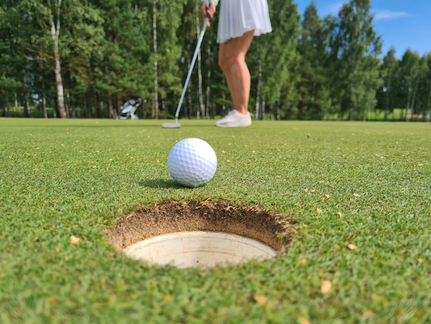 Golfista levou bola para buraco e campo de golfe