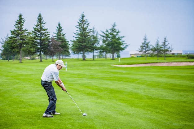 Golfista maduro en un campo de golf