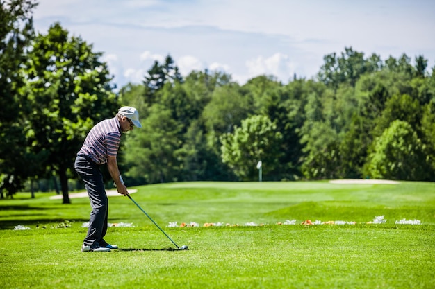 Golfista maduro em um campo de golfe