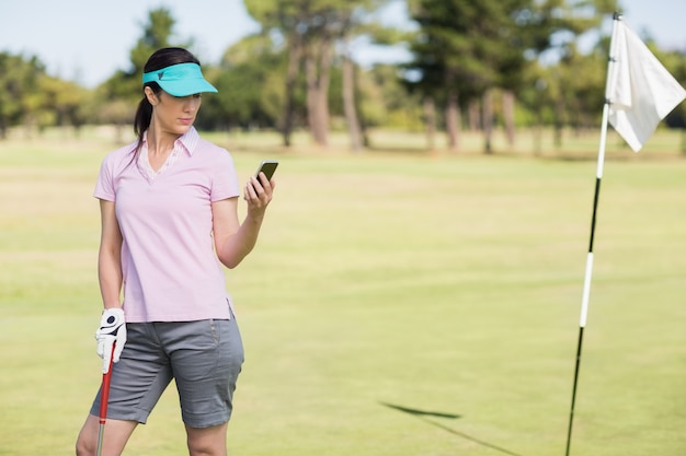 Golfista mulher usando telefone