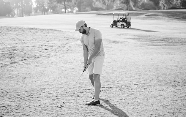 Golfista de pie con gorra con palo de golf swing de golf