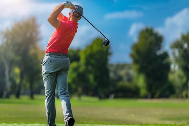 Golfista profesional en un swing de golf usando una vista trasera del palo de golf del conductor