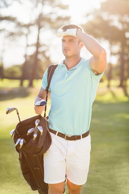 Golfista protegiendo los ojos