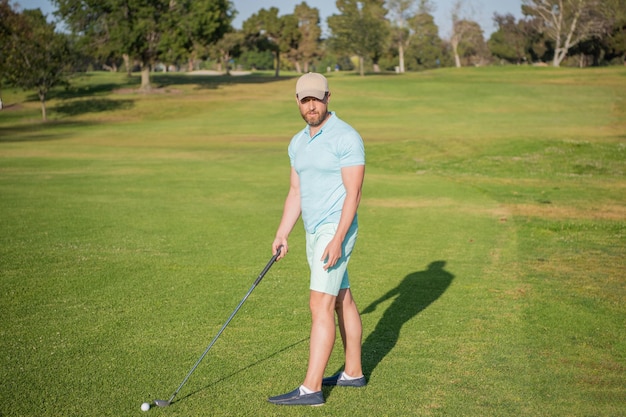 Golfista sério no boné com jogador de golfe do clube de golfe