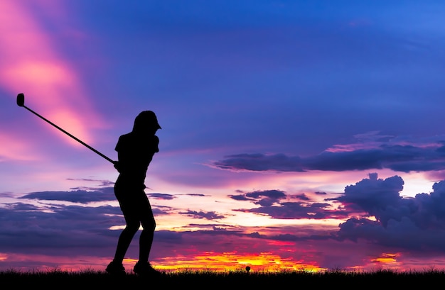 golfista silueta jugando al golf durante la hermosa puesta de sol