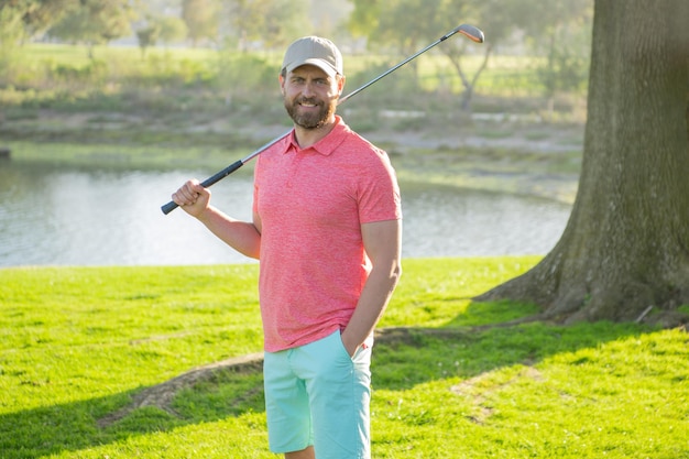 Golfista sonriente con gorra jugando al golf