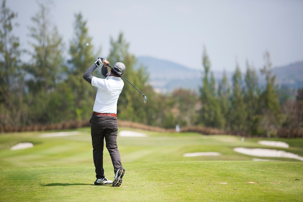 Foto los golfistas golpean el campo de golf en el verano