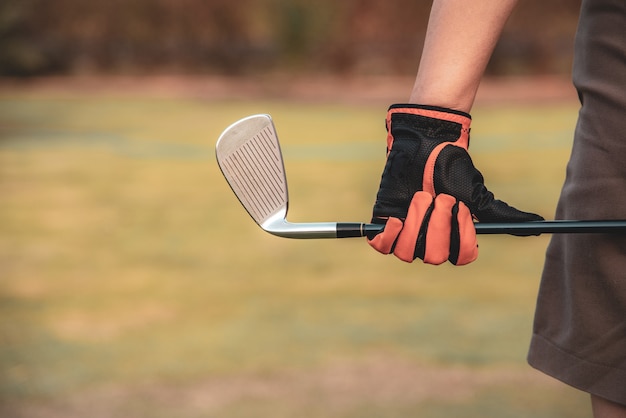 Golfistas con palos de golf en el campo de golf