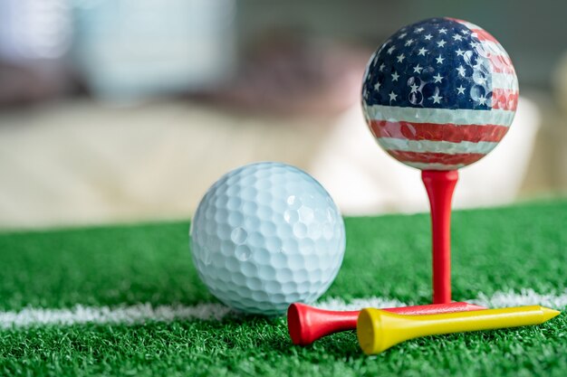 Golfkugel-Weltball mit USA-Flagge auf grünem Rasen oder Feld, beliebtester Sport der Welt.