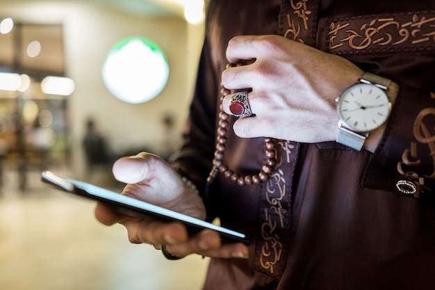 Golfmann mit Nahaufnahme des intelligenten Telefons in der Hand