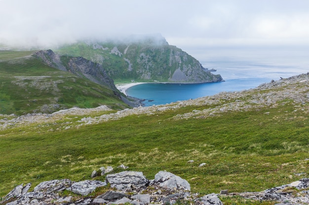 Golfo e praia na ilha Soroja, Noruega