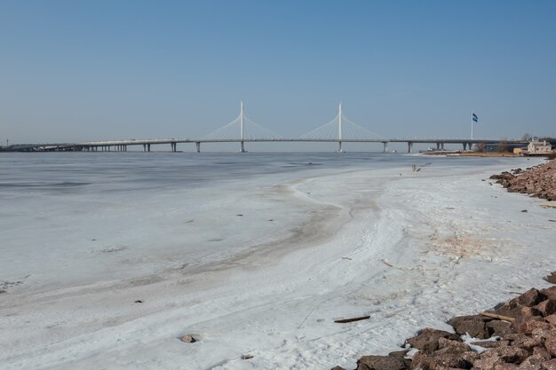 Golfo de Finlandia helado y un puente en la primavera