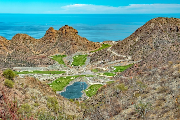 Golfplatz im Wüstengebiet grün am Meer