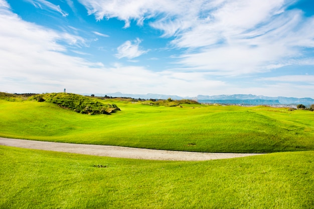 Golfplatz in Belek. Grünes Gras auf dem Feld. Blauer Himmel, sonnig