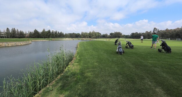 Foto golfplatz mit wald und teich