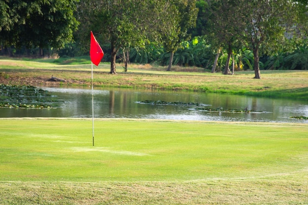 Golfplatz und Teich mit roter Fahne