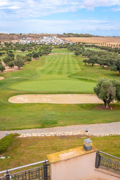 Golfplatz von oben gesehen Europäischer Golfclub mit Bunker und grünem vertikalem Foto