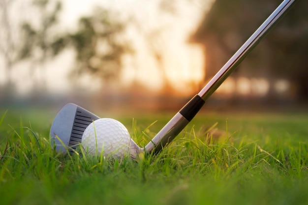 Golfschläger und Golfbälle auf einem grünen Rasen in einem schönen Golfplatz