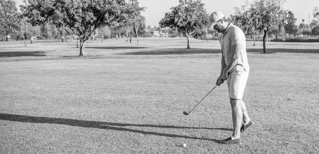 Golfspieler in der Kappe mit Golfschlägerkopierraumsport