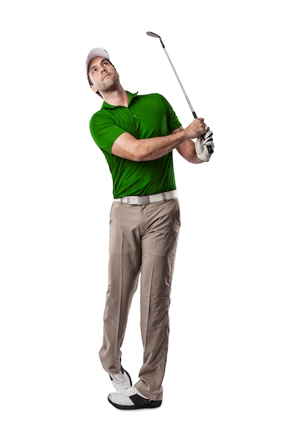 Golfspieler in einem grünen Hemd, das eine Schaukel nimmt, auf einem weißen Hintergrund.