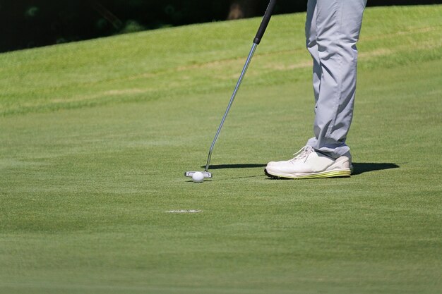 Golfspieler Putting, selektiver Fokus auf Golfball