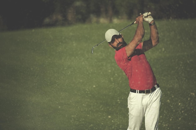 Foto golfspieler schoss ball aus sandbunker auf kurs