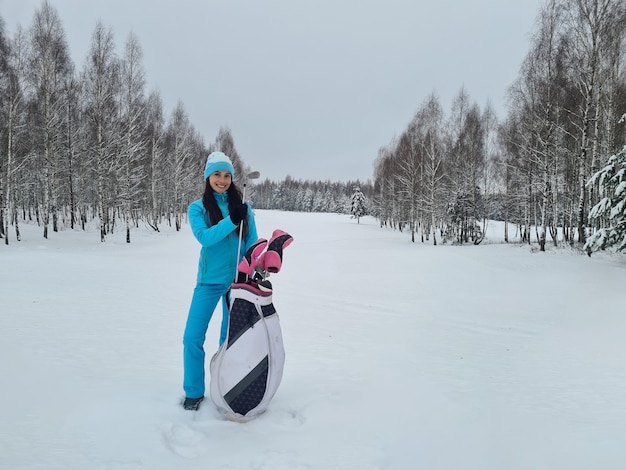 Golfspielerin spielt im Winter Golf auf dem Golfplatz