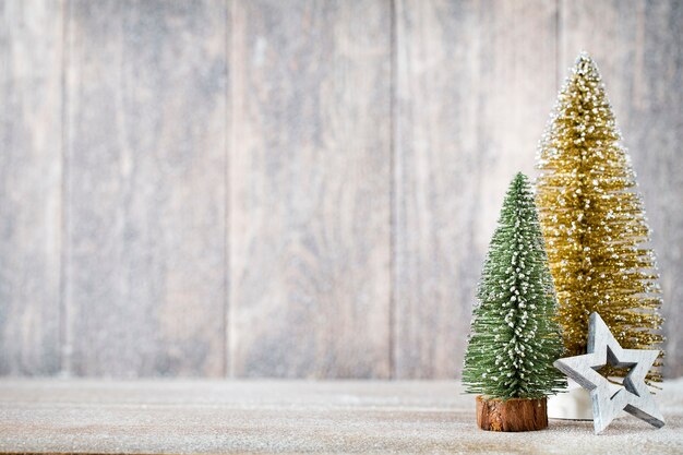 Golg y árbol de Navidad verde sobre un fondo de madera.