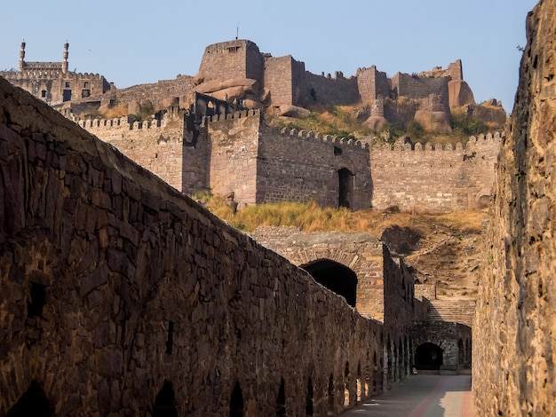 Golkonda es una ciudadela y una fortaleza en el sur de la India que se encuentra a 11 km al oeste de Hyderabad.