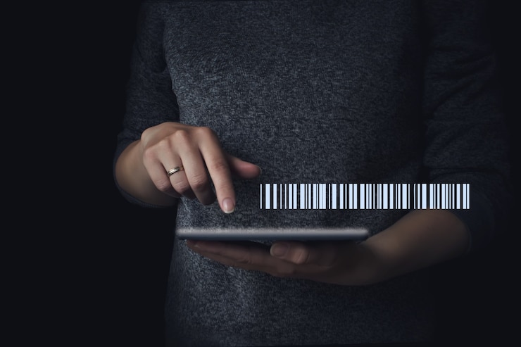 Foto golograma de la moderna tecnología de códigos de barras de etiquetas a mano para escanear tabletas personales, método sencillo y sencillo de pagar