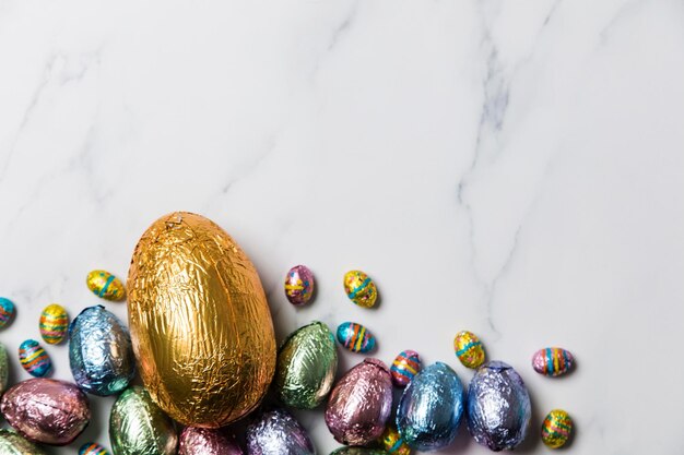 Golosinas de chocolate con huevo de Pascua envueltas en papel de aluminio de colores brillantes