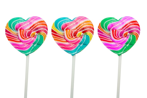 Golosinas de corazón coloridas aisladas sobre un fondo blanco
