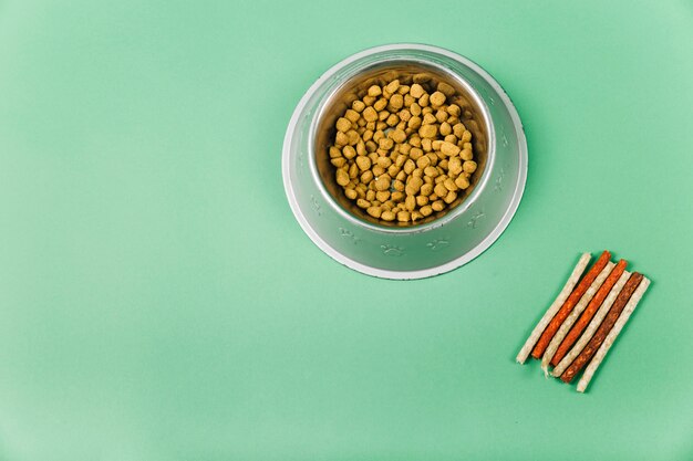 Foto golosinas de mascotas cerca de los alimentos