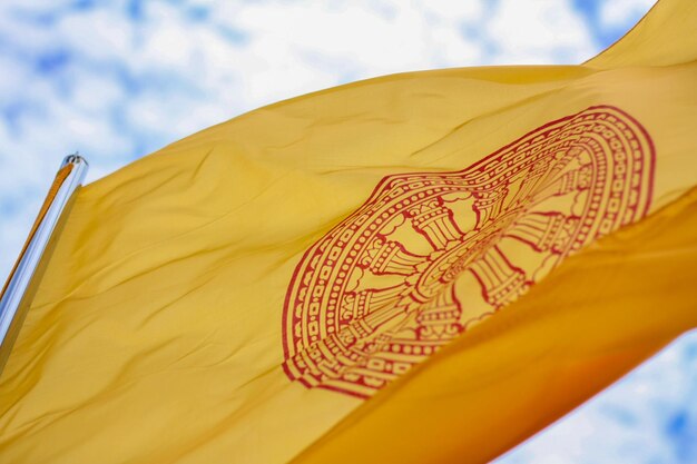 Foto golpe de la bandera del budismo en el cielo