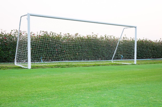 Golpe de esquina en el frente, campo de fútbol, postes y redes de fútbol amateur vacíos