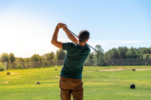 Golpe de golf en un amplio campo de golf en verano