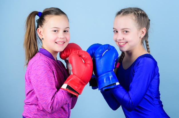 Golpe de gracia Actividad infantil Fitness energía salud Éxito deportivo Amistad Niños felices deportista en guantes de boxeo entrenamiento de niñas pequeñas boxeador en ropa deportiva Energía dentro de ellos