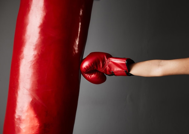 Golpea fuerte y rápido Captura recortada de una joven boxeadora irreconocible entrenando en el gimnasio