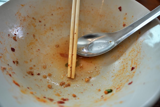 Foto golpeo vacío después de comer golpeo vacío terminado con palillos