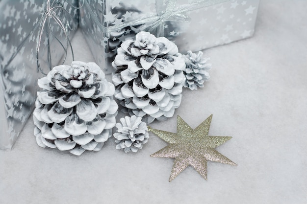 Golpes en la nieve y regalos en embalaje plateado para Navidad