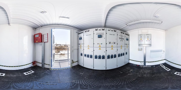 GOMEL WEISSRUSSLAND FEBRUAR 2017 Vollständiges nahtloses Panorama 360-Grad-Winkel im Innenschild des Hochspannungsnetzteils in äquirechteckiger äquidistanter Projektion VR-AR-Inhalt