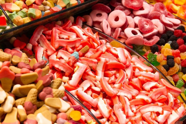 Gomitas de colores y gominolas en el gran bazar de Estambul. Variedad de dulces en el mercado