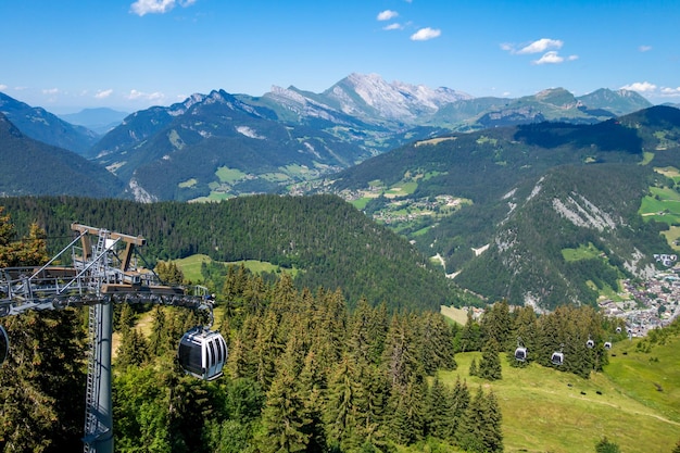 Gondel in Berglandschaft La Clusaz HauteSavoie Frankreich