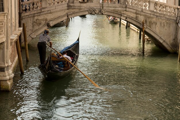 Gondel in einem Venedig-Kanal unter einer Brücke