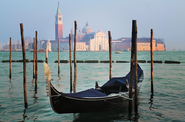 Gondel vertäut am Pier in Venedig, Italien