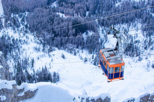 Gondelbahn im Skigebiet