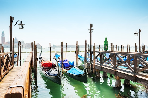 Gondeln am Canal Grande in Venedig, Italien. Schöne Sommerlandschaft