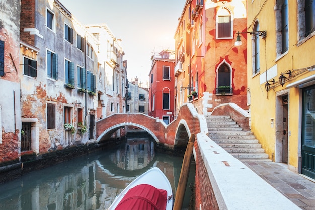 Gondeln am Kanal in Venedig. Venedig ist ein beliebtes Touristenziel in Europa.