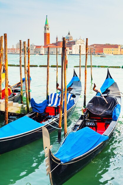 Gondeln auf dem Canal Grande in der Nähe des Markusplatzes in Venedig, Italien. Im Hintergrund die Kathedrale San Giorgio Maggiore