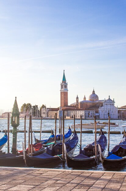 Gondeln auf dem dock in venedig